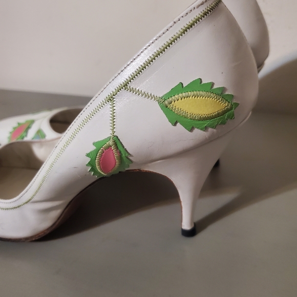 Chic Vintage White Heels with Vibrant Leaf Accents 60s Aplique - Picture 6 of 9